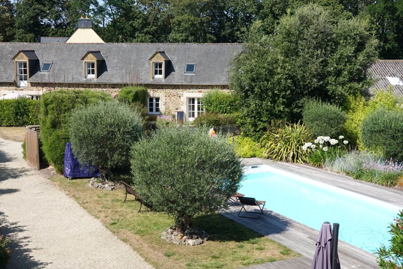 Les gîtes et la piscine, au cœur du jardin