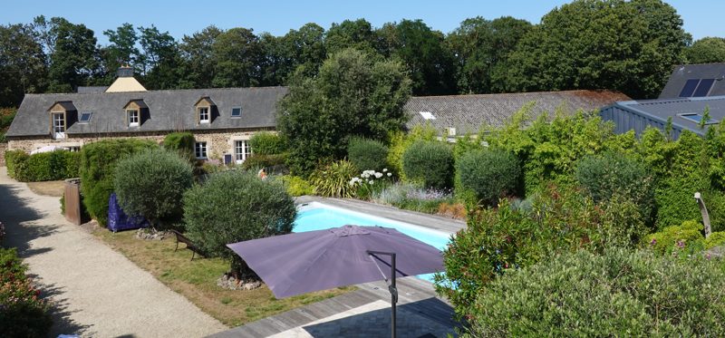 Les gîtes et la piscine